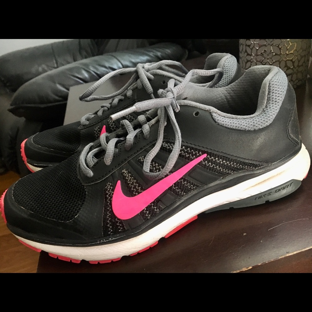 Barely worn size 6.5 Women’s Nike Shoes!